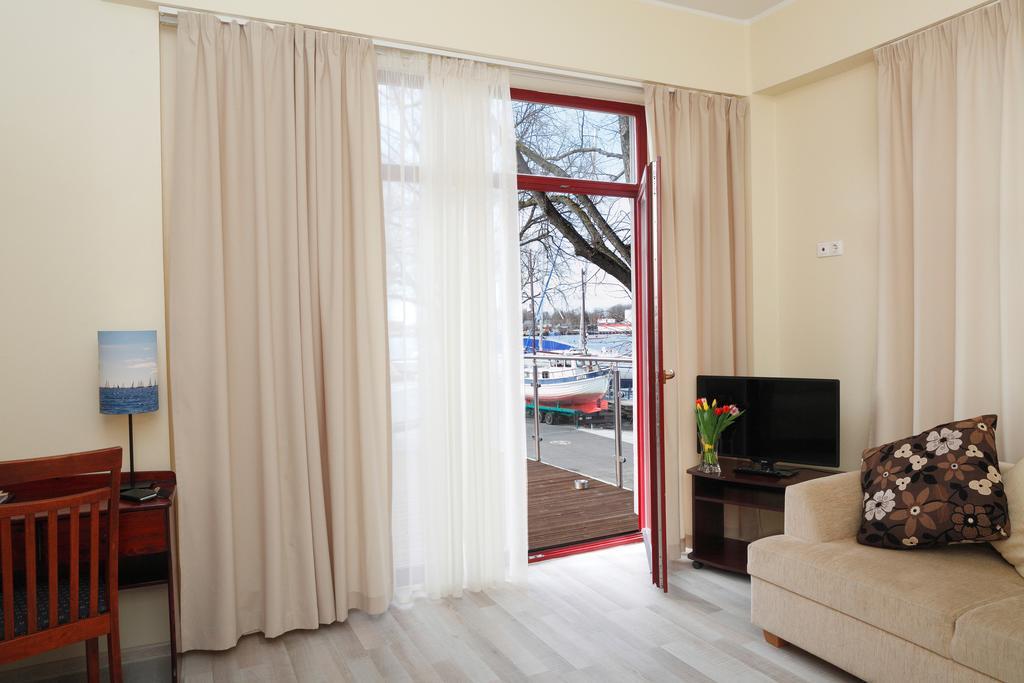 Paernu Jahtklubi Kuelalistemaja Hotel Екстериор снимка